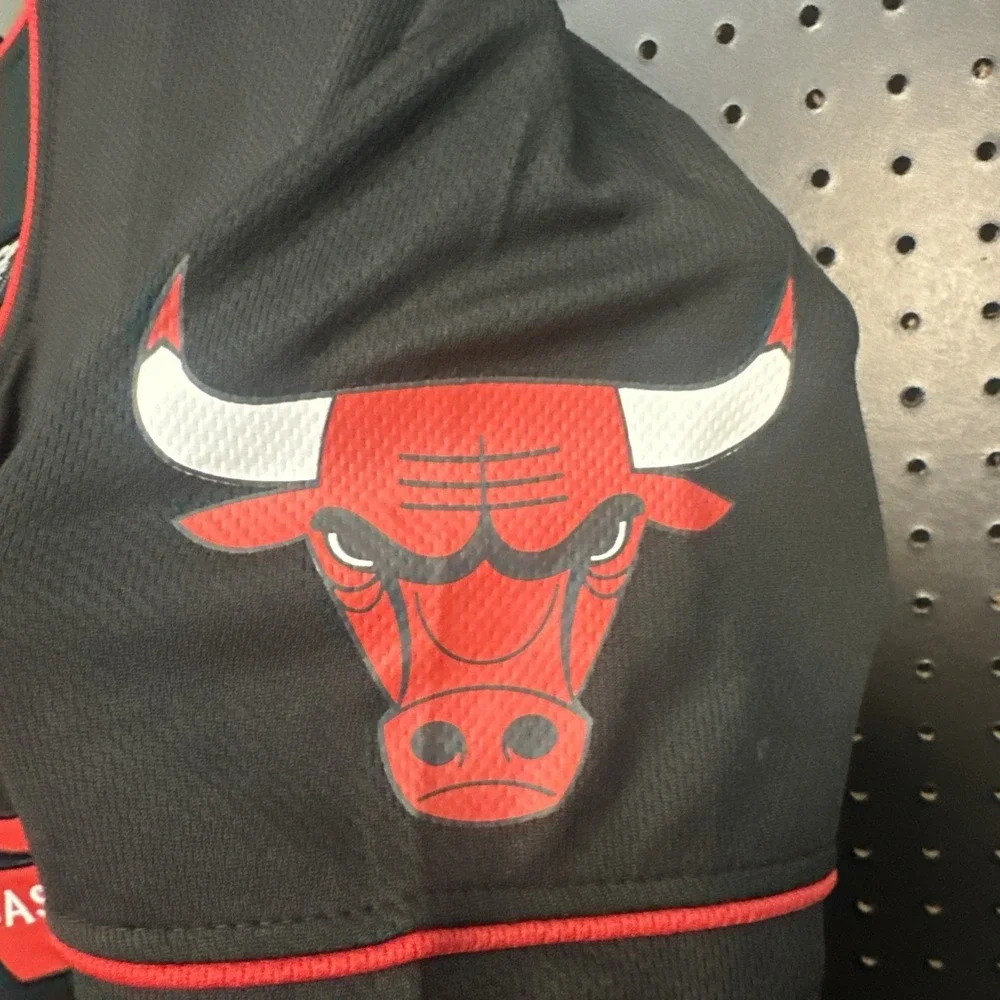 Chicago‎ Bulls Ultra Game Basketball Baseball Button Up Jersey Mens SZ SM Black